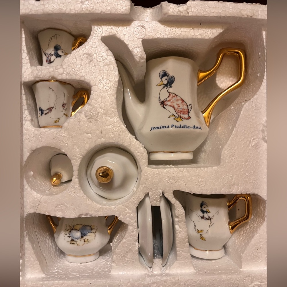 Beatrix Potter Peter Rabbit Mini Tea Set - Picture 2 of 5